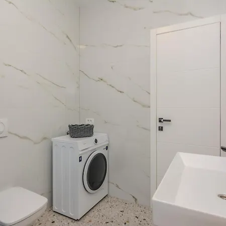 Apartment By The Sea - 23385 Vir