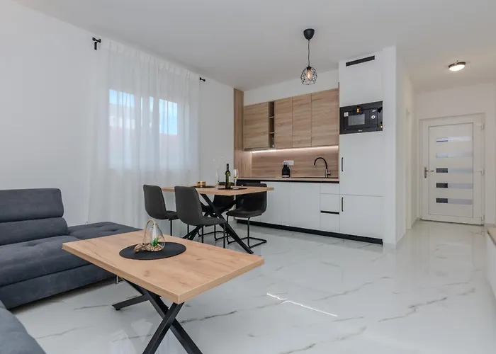 By The Sea - 23385 ויר